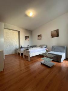 un salon avec deux lits et un canapé dans l'établissement 4 May Plaza, à Bratislava