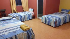 pokój z 2 łóżkami w pokoju w obiekcie Confort Pichanaki w mieście Pichanaki