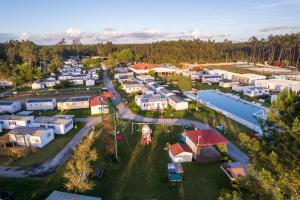 uma vista aérea de uma aldeia com casas em Bungalows Land'shause em Pataias