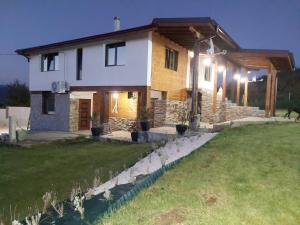 Una casa con luces en el costado. en Vila agapi -Вила Любов, en Elhovo