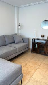 un soggiorno con divano e tavolo di Apartamento Verano a Mugardos