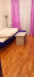 NIZAMI Street flat في باكو: غرفة نوم بسرير وارضية خشبية