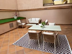ピネダ・デ・マールにあるPrivate terrace 1BR apt - 4min walk to the beachのパティオ(テーブル、椅子付)