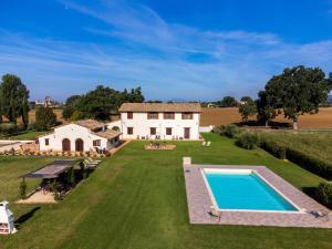 una vista aérea de una casa y una piscina en Casale San Rufino D'Arce en Assisi