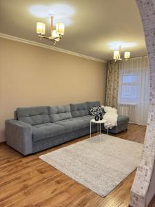 sala de estar con sofá y mesa en Квартира, en Prigorodnyy