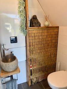 ein Bad mit einem Waschbecken und einem WC in der Unterkunft Chez Mimi in Saint-Germain-sur-Ay
