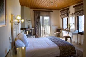Ένα ή περισσότερα κρεβάτια σε δωμάτιο στο Χρυσοπελεια - Chrisopeleia Lake View