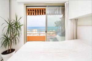una camera con letto e vista sull'oceano di Luxueux 3 pièces - Frontière Monaco - Vue mer a Beausoleil