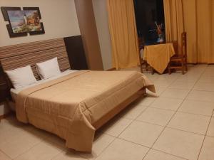 ein Schlafzimmer mit einem großen Bett in einem Zimmer in der Unterkunft Confort Pichanaki in Pichanaki