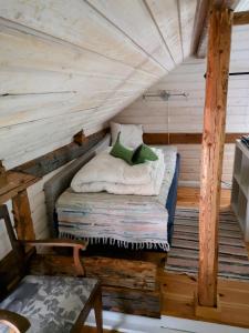 a bed in a room in a log cabin at Torpet Norra Lundåsen in Fristad