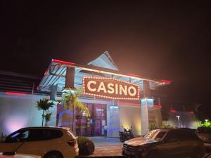 un panneau de casino devant un bâtiment la nuit dans l'établissement Studio Nikita Manganao, Appartement Standing Vue mer, à Saint-François