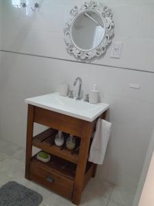 La salle de bains est pourvue d'un lavabo et d'un miroir. dans l'établissement La Ruperta, à Mercedes