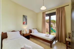 Cama o camas de una habitación en Villa Gereoudis Apartments with Sea View & Pool