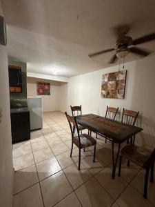 une salle à manger avec une table et des chaises ainsi qu'une cuisine dans l'établissement Casa cómoda y bonita, à Monterrey