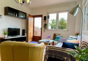 TV a/nebo společenská místnost v ubytování La Casuca del Postillo (Bajo con jardín y piscina)