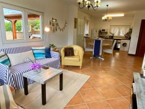 Posezení v ubytování La Casuca del Postillo (Bajo con jardín y piscina)