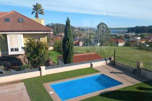 - une piscine dans la cour d'une maison dans l'établissement La Casuca del Postillo (Bajo con jardín y piscina), à Pontejos