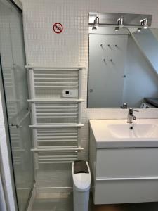 a bathroom with a sink and a toilet and a shower at Chambre privée 1-2 coatodon in Guipavas