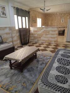 a room with a table in the middle of a room at bienvenue agreable et chaleureuse in Biskra