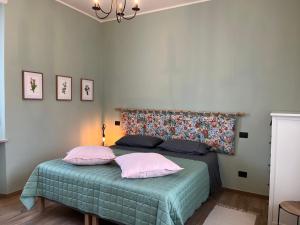 a bedroom with a bed with two pink pillows at Casa Angioletta in Gassino Torinese