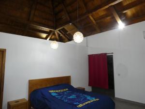 um quarto com uma cama azul e duas luzes em VILLA LE DAUPHIN DU LAGON BLEU - PEREYBERE - GRAND BAIE em Grand Baie