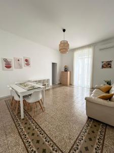 een woonkamer met een witte tafel en een bank bij Casa MaKiGiò in Vietri