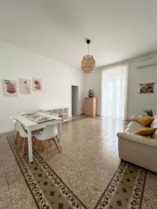 a living room with a white table and a couch at Casa MaKiGiò in Vietri sul Mare