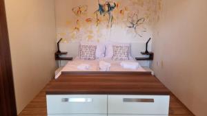1 dormitorio pequeño con 1 cama en una habitación en Guest house Klara, en Solin