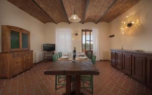 une grande salle à manger avec une table et une télévision dans l'établissement Agriturismo Villa La Palazzetta Terre di GIORGIO, à Castiglione dʼOrcia