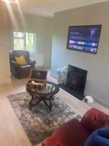 En tv och/eller ett underhållningssystem på Cara's Cottage