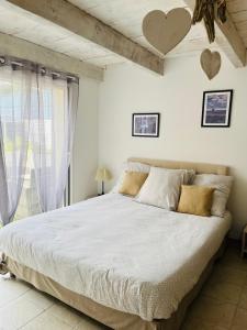 Un dormitorio con una cama grande y una ventana en CHEZ NOUS en Mérindol