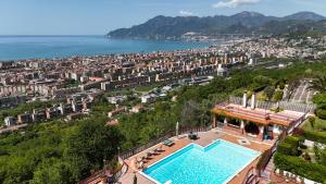 - une vue aérienne sur la ville et la piscine dans l'établissement Casa vacanze villa Pellegrino, à Salerne