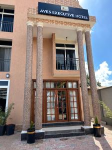 ein Gebäude mit Säulen vor einem Hotel in der Unterkunft Aves Executive Hotel in Arusha