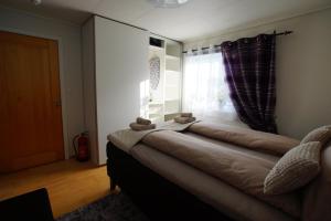 um quarto com uma cama com dois ursinhos de peluche em Cozy Room with Garden on Askøy Island, Close to Bergen em Askøy