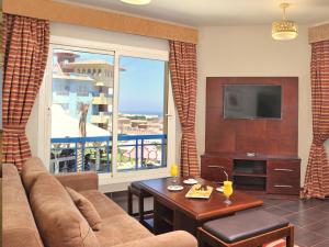 艾因蘇赫納的住宿－Porto South Beach by Amer Group - Families only，带沙发和大窗户的客厅