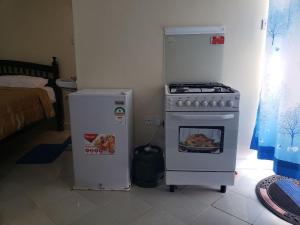 kuchnia z kuchenką i lodówką w obiekcie Sunset suite w mieście Meru