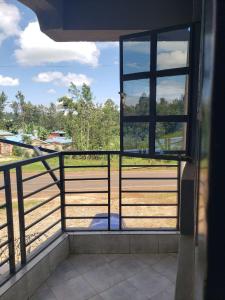 Zimmer mit Fenster und Blick auf ein Feld in der Unterkunft Sunset suite in Meru