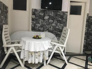 uma mesa e cadeiras com um prato de fruta em Appartement Lallaty em Rabat