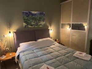 ハルキスにあるPonte vecchio apartmentのベッドルーム1室(ベッド1台、ランプ2つ、絵画付)