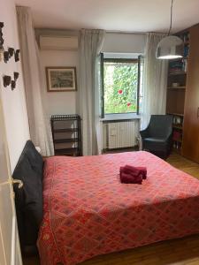 1 dormitorio con 1 cama grande con manta roja en Casa Basilico Camogli, en Camogli