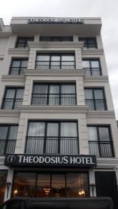 un bâtiment d'hôtel avec un panneau sur celui-ci dans l'établissement Theodosius Hotel, à Istanbul