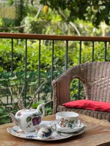dos tazas de té y platillos en una mesa de madera en Casa Basilico Camogli, en Camogli