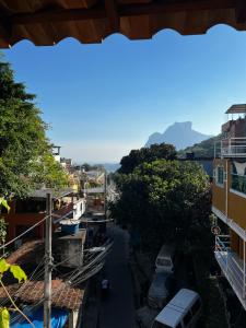 uma vista para uma rua numa cidade com edifícios em House TT do Vidigal no Rio de Janeiro