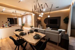 Ruang duduk di Golden Dove Luxury Apartment