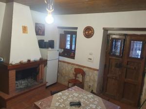 een woonkamer met een open haard en een houten deur bij Masseria Marotta in Santa Paolina