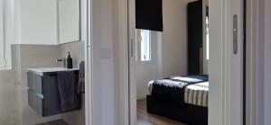 - une petite chambre avec un lit et une fenêtre dans l'établissement Orelli House, à Lissone