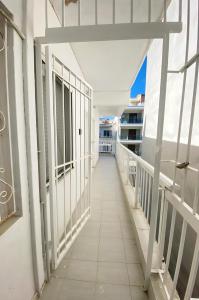 een lege gang van een gebouw met een balkon bij Nouri schöne Wohnung in direkter Strandnähe, schnelles Internet, freies Parken, nahe Flughafen in Perea