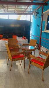 Blue Moon Hotel Victoria Island في لاغوس: طاولة وكراسي في غرفة مع طاولة