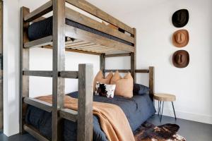ein Schlafzimmer mit einem Etagenbett aus Holz mit blauer Bettwäsche in der Unterkunft The Bitterroot Bunkhouse in Florence