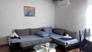 een woonkamer met een bank en een tafel bij Apartment Mornar in Kaštela